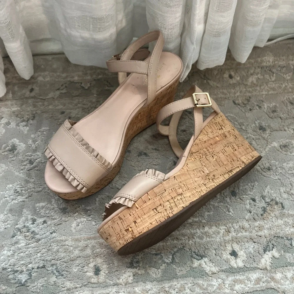 Kate Spade Tomas Nude Beige Ruffle Leather Cork Wedge Sandals 9.5M Preppy